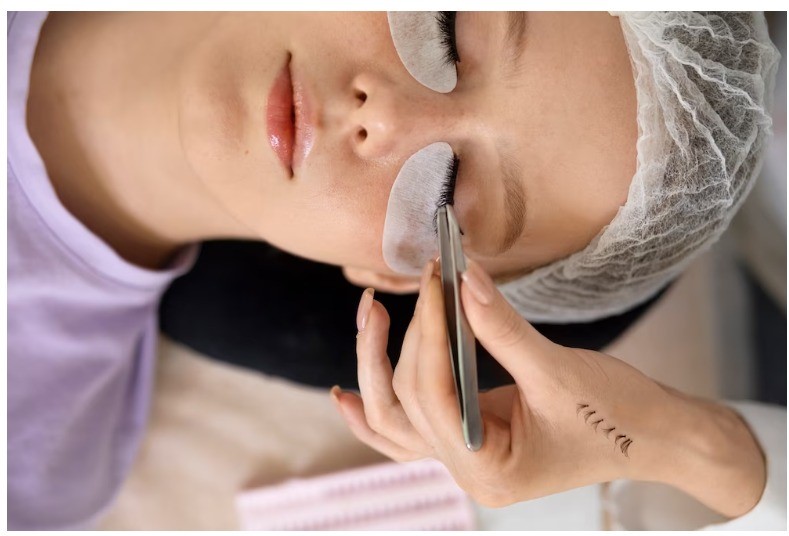 What are the risks of wearing eyelash extensions?