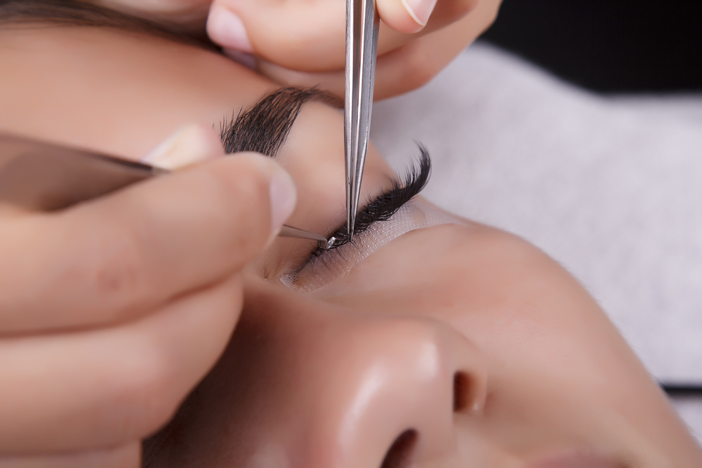 3 best eyelash extension adhesives for sensitive eyes
